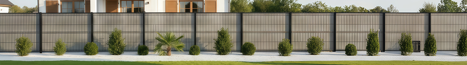 lames de clôture effet brossée couleur grège